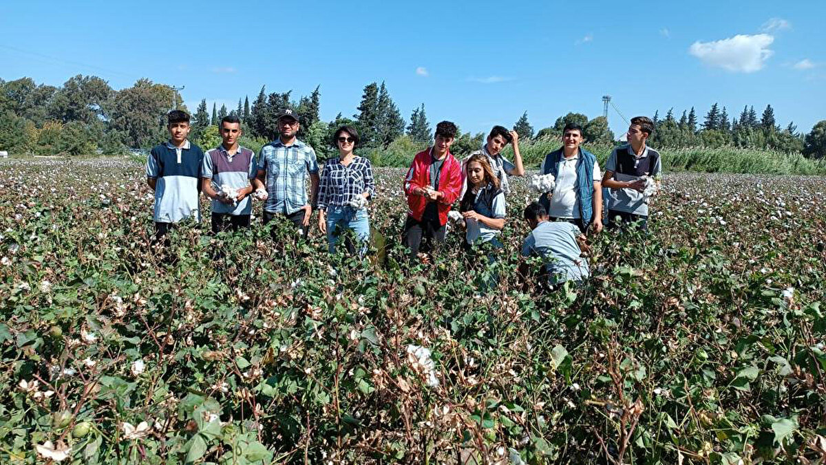 Bu yıl okulun ilk mezunlarını vereceğini dile getiren Körü, "Yaptığımız çalışmalarla esas hedefimiz, öğrencilerimizin tam donanımlı olarak mezun olmasını sağlamak'' dedi.<br>Pamuk hasadının ardından ektikleri buğdayların haziran ayında hasadını yapacaklarını anlatan Körü, ürünleri ekmek üreten meslek liselerine göndereceklerini söyledi.