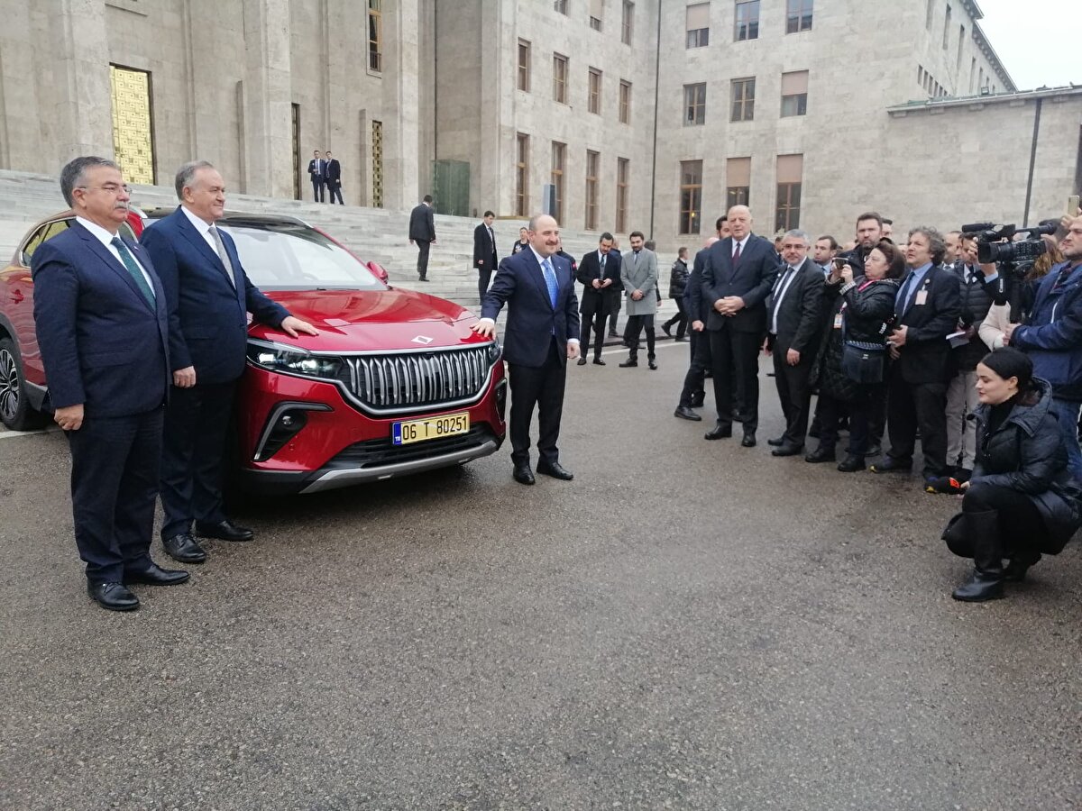 Bakan Varank, muhalefet partilerinin sözlerini hatırlatarak, "Plan Bütçe Komisyonu'nda muhalefet, bana laf attı. 'Niye Togg'la gelmediniz' demişlerdi. Ben de onların tavsiyelerine uydum, Togg'u buraya getirdim" diye konuştu.