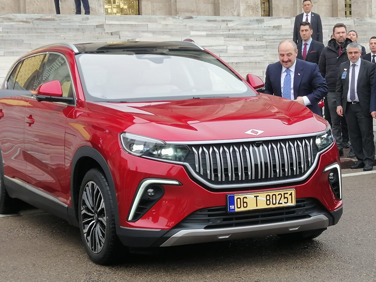 'BAŞ BABAYİĞİT OLARAK SONUNA KADAR DESTEKLEDİ'<br>Togg'un, Türk insanının neleri başarabileceğinin en güzel göstergesi olduğunu söyleyen Varank, "Bu bir vizyon projesi. Böyle bir vizyonu ortaya koyabilecek siyasi irade aslında çok önemli. O siyasi irade sayesinde o projeler hayata geçiyor. Tabii ki babayiğitlerin, mühendislerimizin, teknisyenlerimizin bu projede büyük emeği var. Ama böyle bir vizyon projeyi ortaya koymak bir baş babayiğitlik gerektiriyor, Sayın Cumhurbaşkanımız baş babayiğit olarak sonuna kadar destekledi" ifadelerini kullandı.