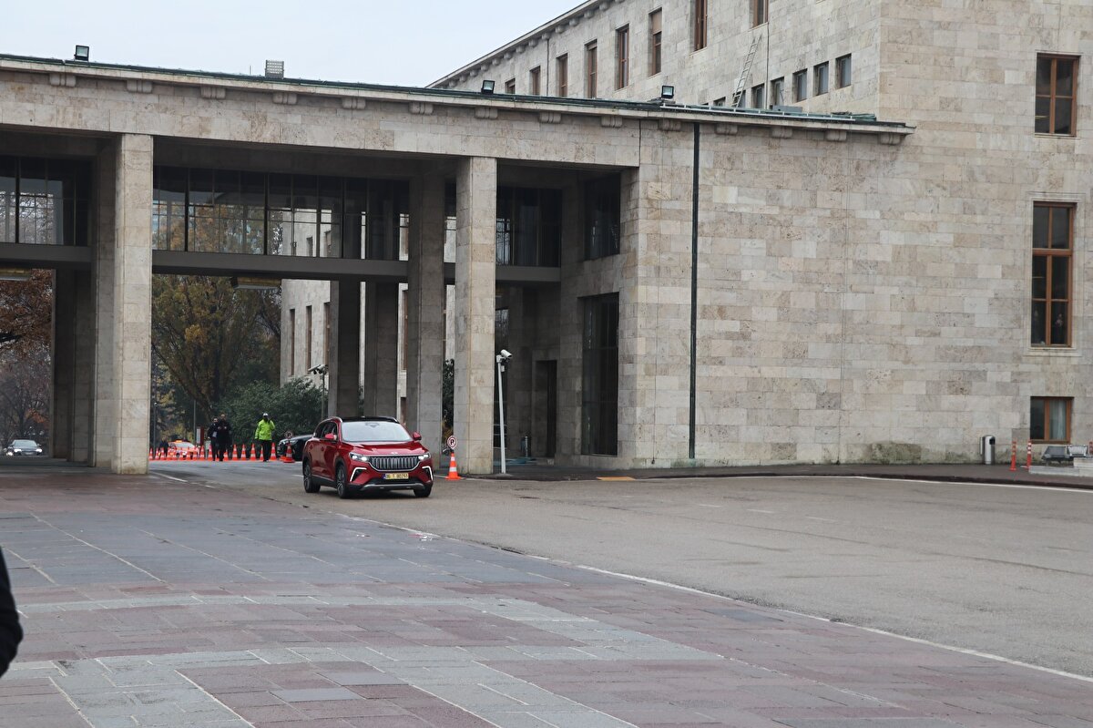 Varank, Togg'un makam aracı olarak kullanımına ilişkin, "Bakanlıklar bunu kullanmak için sıraya girer diye düşünüyorum. Çünkü çok güzel bir araç. İçine bindik. Size bir güven hissi veriyor. Aynı zamanda geniş bir araç. Sanayi ve Teknoloji Bakanı olarak 'Türkiye'de üretilen bir araca binmem gerekir diye düşünüyorum' dedim ve Bakan olduğum ilk aylardan itibaren Türkiye'de üretilen bir Toyota Corolla hibrit araca biniyorum. Sakarya'da üretiliyor. İnşallah bu araçlar çıktığında ben de bakan arkadaşlarımızda bu aracı kullanmak istiyoruz. Zaten bakanlarımız bizi sıkıştırıyor, 'ne zaman araç gelecek de biz Togg'a bineceğiz' diye" dedi.