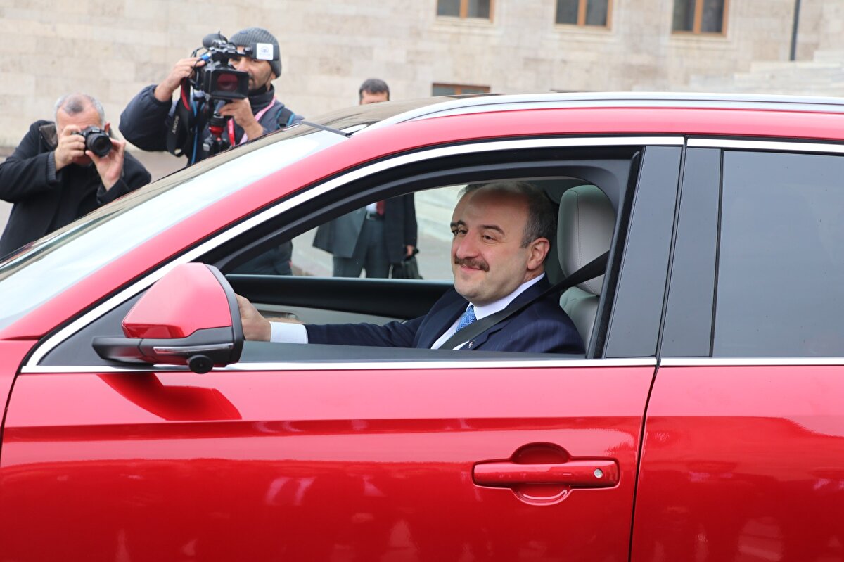 Varank, Togg'un fiyatına ilişkin, "Fiyatı rakipleriyle rekabet eder" ifadesini kullandı.<br>AK Parti Grup Başkanı İsmet Yılmaz, "Gurur duyduk. Ülkemiz için hayırlı uğurlu olsun. Babayiğide ve baş babayiğide Sayın Bakanımıza Cumhurbaşkanımıza teşekkür ediyoruz. Biz gurur duyduk. 1960'ı hatırladık. Devrim otomobilleri bugün hayatımızda olsa herkes gurur duymaz mıydı? Gurur duyuyoruz, ülkemiz için hayırlı uğurlu olsun. Eksikleri olabilir; ama süreç içinde daha gelişir" ifadelerini kullandı.<br>MHP Grup Başkan Vekili Erkan Akçay da "Tarihi bir an yaşıyoruz. Ben gerçekten ağlamak istiyorum bu heyecan içerisinde" dedi.