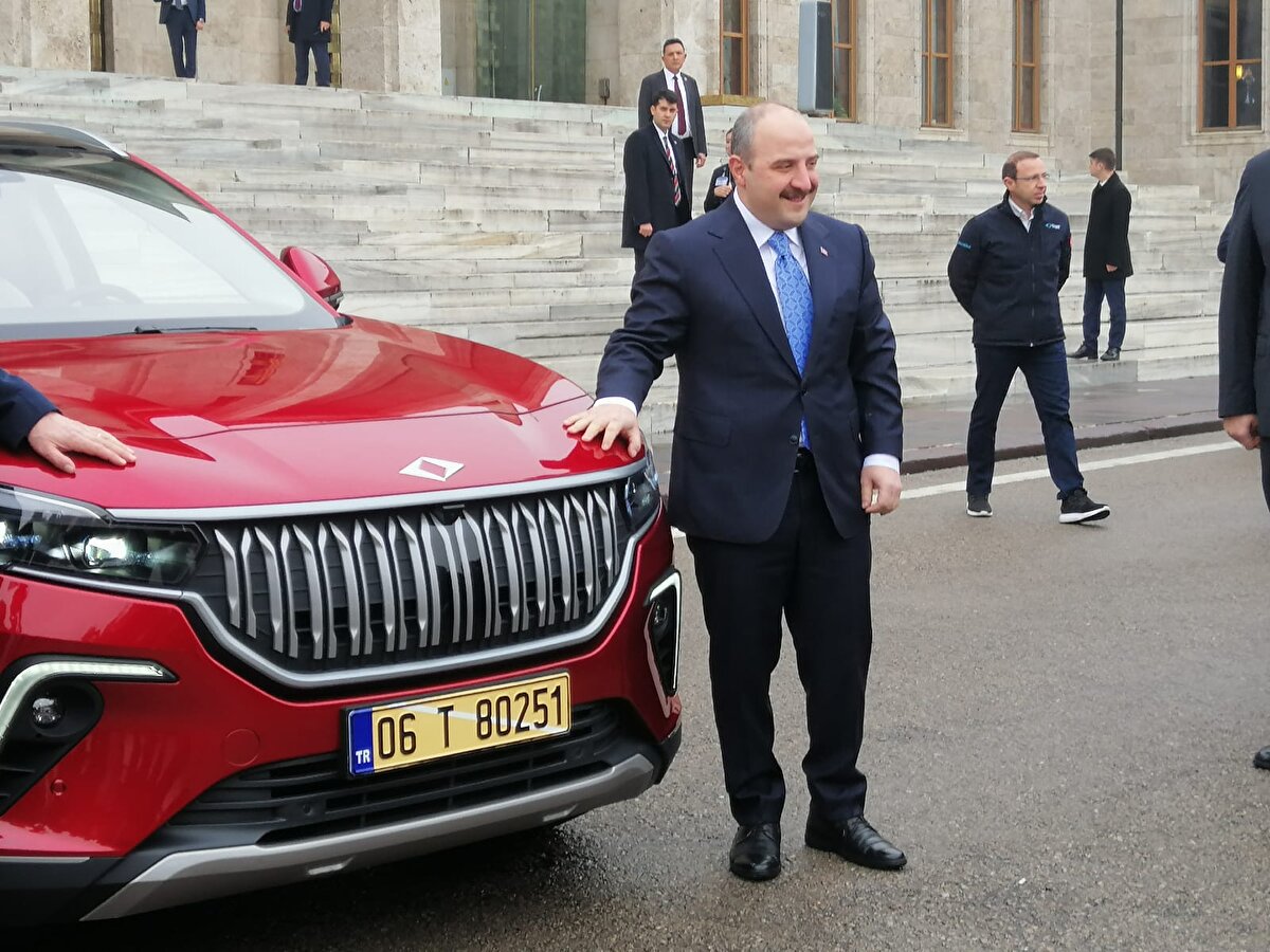 Bakan Varank'a AK Parti Grup Başkanı İsmet Yılmaz ile MHP Grup Başkan Vekili Erkan Akçay eşlik etti. Bakan Varank, kendi kullandığı Togg ile Meclis'te tur attı. Ardından gazetecilere açıklama yaptı. Bakan Varank, Togg'un Türkiye'nin 60 yıllık hayali olduğunu belirterek, "Türkiye'nin 60 yıllık heyecanı, hayali gerçeğe dönüşmüş. Biz Togg'dan rica ettik bütün izinlerimizi aldık. Geçici plakası dahil test aracı olduğu için bugün Meclis'imize Togg ile geldik. 60 yıl önce Devrim otomobilinin hikayesi, Meclis'in önünde son bulmuştu. Birileri öyle milli projeyi hazmedememişti. Biz de bugün Toog'u tekrar Meclis'e getirdik. Bu gururu vatandaşlarımız görsün istedik" ifadelerini kullandı.