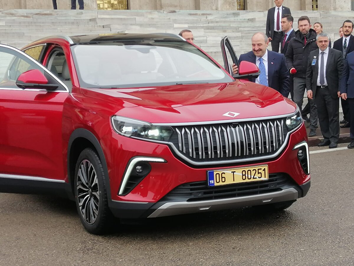 'ONAY ALINDIĞINDA SATILABİLİR HALE GELECEK'<br>Varank, Togg'un satışına ilişkin, "Bu test araçlarından bir tanesi. 29 Ekim'de seri üretim bandından araçlar inmeye başladı. Şu anda üretilen araçların hepsi tip onayı almak için üretilen araçlar. Bu da onlardan bir tanesi. Test aracı ama seri üretim bandından çıkan test aracı. Çünkü seri üretim bandından çıkmayan araçlarda tip onayı alma şansınız yok. O testler tamamlandığında tip onayı alındığında artık bu araçlar satılabilir hale gelecek. O testler devam ediyor. Şubat ayında nasıl bir satış stratejisi uygulayacağını şirket ilan edecek. Mart ayında da inşallah bu araçlar satışa başlayacak. Onun için bunun bir numarası yok. Bu bir test aracı" açıklamasında bulundu.