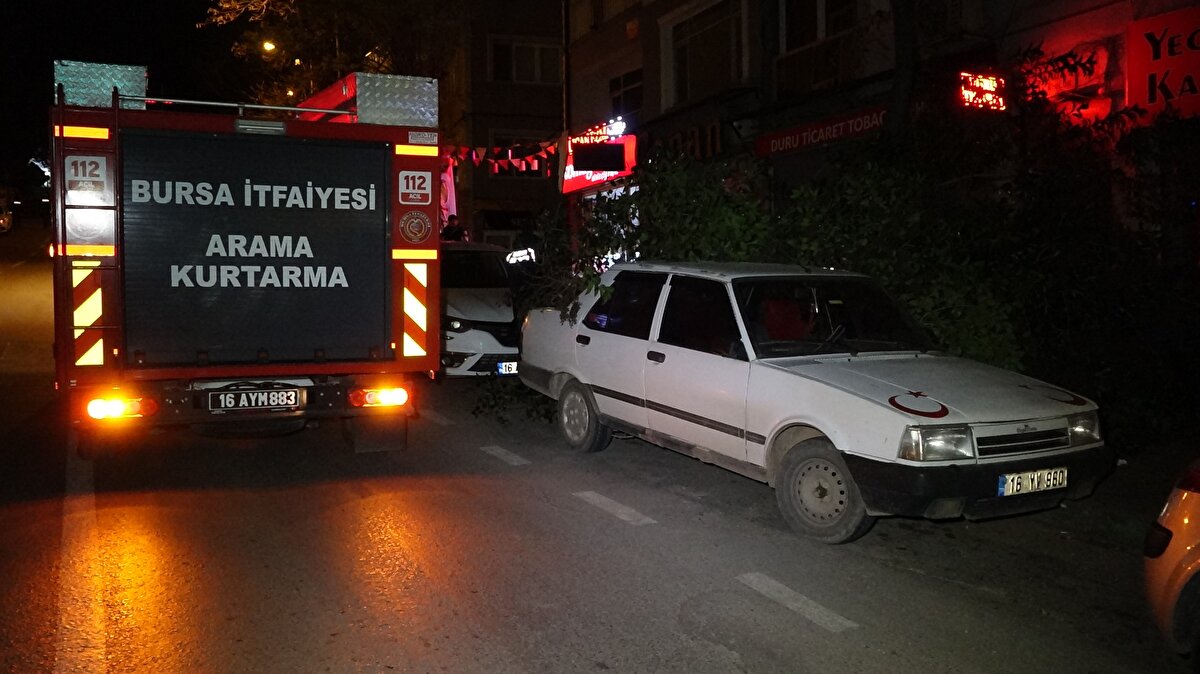 Rüzgarın etkisiyle gece saatlerinde merkez Yıldırım ilçesi Meydancık Mahallesi İncirli Caddesi üzerindeki bir ağaç kırılıp, park halindeki 16 YV 960 plakalı otomobilin üzerine devrildi.