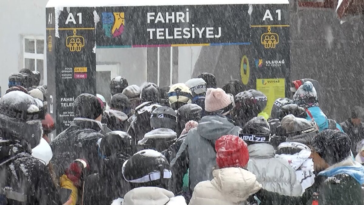 Yılbaşı için 2 günlük hazırlanan paket programda 2 kişilik odanın gecelik 17 bin 200 TL'den müşteri beklediği Uludağ'a, çoğunlukla Orta Doğu ülkelerinden ilgi oluyor. Bu sezonun iyi geçeceğini düşündüklerini belirten Türkiye Seyahat Acentaları Birliği (TÜRSAB) Marmara BTK Başkanı Murat Saraçoğlu, "Uludağ hem ülkemizde hem de dünyada önemli turizm merkezlerinden bir tanesi. Oteller, acenteler, rehberler olarak biz de hazırlıklarımızı tamamladık. Kar da yağmaya başladı. Bu sene yabancı misafir olarak, ağırlıklı olarak Rus ve Arap turistleri bekliyoruz. Yapılan tanıtım çalışmalarından sonra Uludağ'a yeni ülkelerden de gelenler olmaya başladı. Örneğin Avrupa'dan, Polonya'dan rezervasyonlar almaya başladık. Bu dönem kış turizminin iyi geçeceğine inanıyoruz" dedi.
