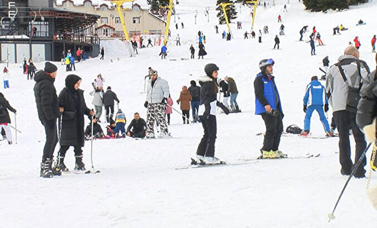 “Savaşın Türkiye turizmine olumlu bir yansıması oldu. Şöyle ki; Rusya'dan turistler Avrupa ve dünyanın birçok ülkesine kabul edilmemeye başladı. Vize problemleri yaşanmaya başlandı. Bu nedenle Rus turistlerin kolay ulaşabileceği ülkelerin başında Türkiye geliyor. Rusya ile olan iyi ilişkilerimiz ve coğrafi yakınlık nedeniyle tercihleri, Türkiye oluyor. Türkiye'de konforlu ve kaliteli bir tatil anlayışı var. Katar, Kuveyt ve Birleşik Arap Emirlikleri gibi ülkelerden de talep var. Katar'da devam eden Dünya Kupası var. Körfez ülkeleri şu an oraya yönelmiş durumda ancak bu ülkelerde kış mevsimi yaşanmadığı için kış turizmine önem veriyorlar. Uludağ'da Araplar tarafından yoğun talebin olduğunu söyleyebiliriz. Artan maliyetler nedeniyle Uludağ'daki ücretler de arttı. Ancak her bütçeye uygun bir otel olduğunu söyleyebiliriz" diye konuştu.
