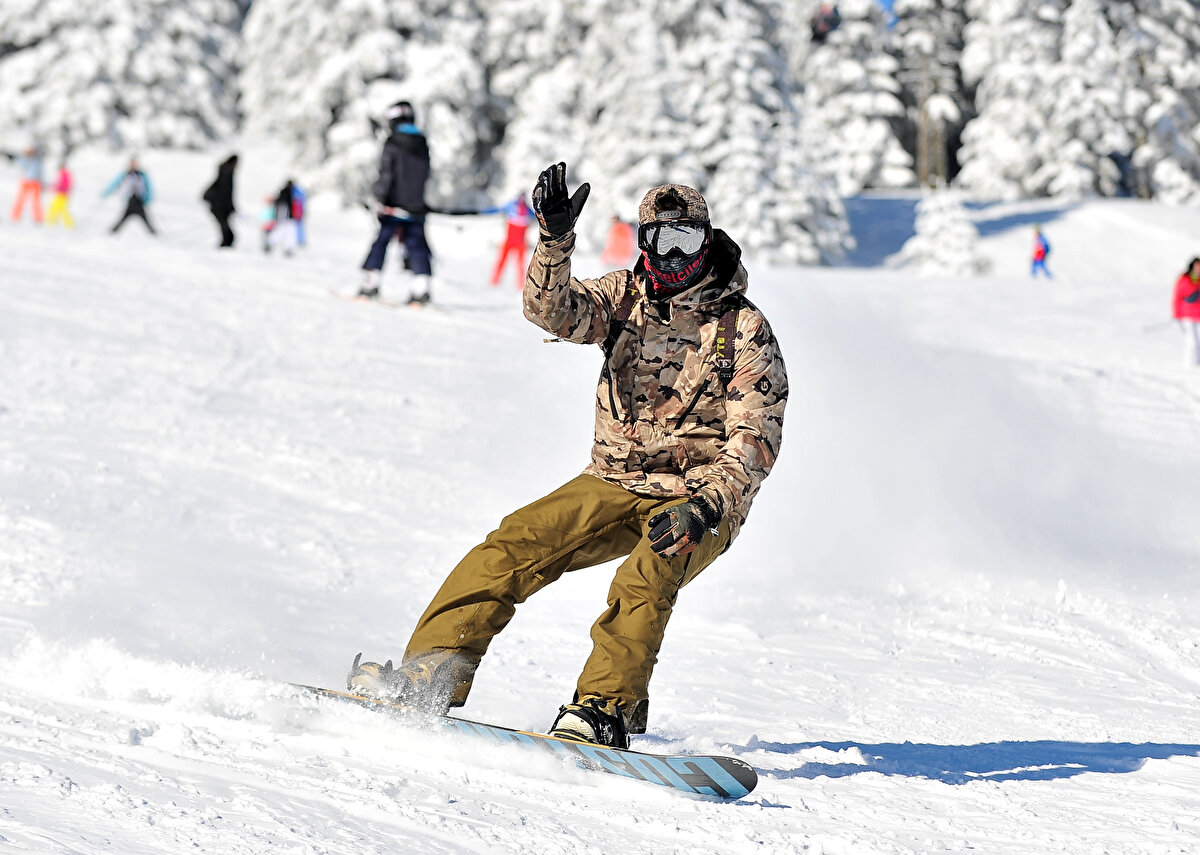 Kayakseverlerin 'beyaz cennet' olarak tanımladığı, kış turizminin önemli merkezlerinden olan ve 15 Aralık'ta sezonun açılacağı Uludağ'da hazırlıklar tamamlandı. Sezonda konaklama ücretleri, özellikle yılbaşı ve sömestir tatillerinde 9 bin liraya kadar çıkıyor.
