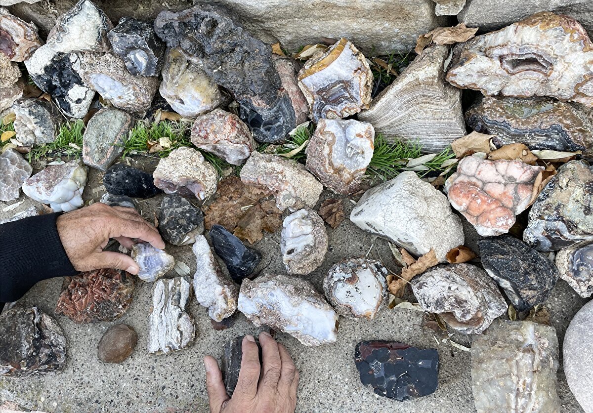 Taş toplayıcılığından duyduğu heyecanı ifade eden Özok, "Çoğaldıkça daha çok istiyorsun çoğalmasını. Önce bulduklarımı pencerenin kenarına diziyordum, evdeki vitrinlere dolduruyordum. Sonra eşim 'olmaz böyle' dedi. Taşları dışarı çıkardım ama kıyamadım. Yurt dışından gelip görenler 'Bunları niye dışarı attın, yazık' dediler. Sonra bir kısmını depoya kaldırdım, sonunda bahçeye oda yaptırdım. Obsidyen, kristal, oniks, kalsedon, en çok akik taşı var, fosilleşmiş taşlar, ağaç fosilleri var." diye konuştu.