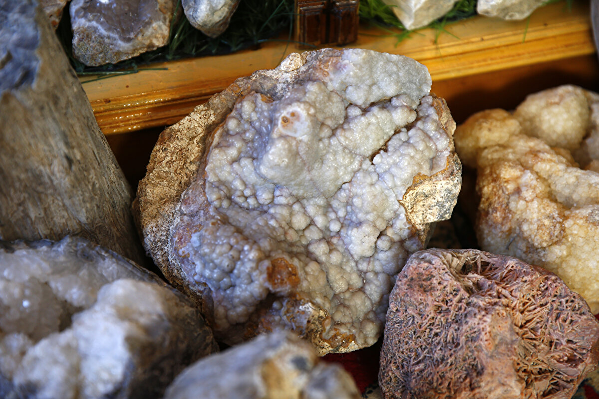Hangi taşın nerede bulunduğunu araştırdığını ve o bölgelere gittiğini anlatan Özok, Ankara'nın Çubuk, Çamlıdere ilçelerinde, Çankırı'nın dağlarında taş topladığını belirtti.