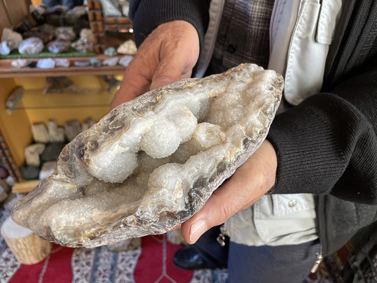 "Tek tek incelersem saatlerim geçiyor"<br><br>Taş koleksiyonu için bahçesini adeta "müze"ye çeviren Özok, taşlara hayranlığının ilk günkü gibi devam ettiğini vurgulayarak, şöyle devam etti: