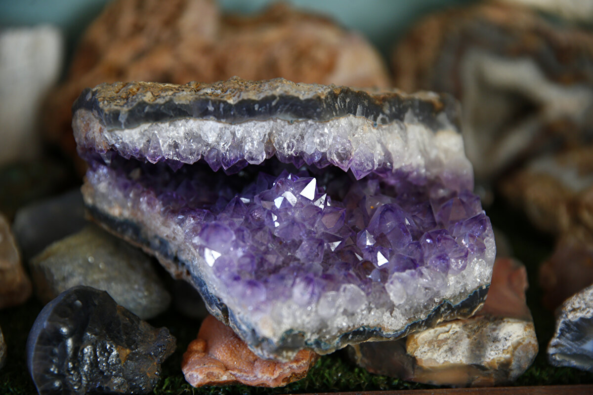 "Ben buraya girdiğimde bugün bulmuş gibi taşlara bakıyorum. Allah Allah diyorum, bunu daha önce görmedim mi acaba. Saatlerim geçiyor böyle tek tek incelersem. Kur'an-ı Kerim meaili okurken de mesela bir sureyi okuyorum, aradan zaman geçtikten sonra tekrar okuduğumda hep değişik geliyor, kazdıkça bir şey çıkıyor gibi. Taş işi de öyle. Bulurken de öyle bakarken de öyle. Oğlum Sedat ile hematit taşı ocağına gittik ramazanda. Sahurdan sonra çıktık, öğlen olmuş farkında değiliz. 'Biz neredeyiz, kaç saattir dolanıyoruz' dedik, acıkma susama hiç yok bu işte."