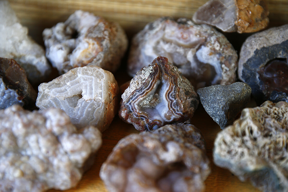 Bir dönem Çırağan Sarayı'nın restorasyonunda da çalışan, Libya ve Suudi Arabistan'da işçilik yapan Özok, AA muhabirine, inşaat işçiliğiyle taşa olan ilgisinin başladığını, taşlarla ilgili bilgi sahibi oldukça merakının arttığını söyledi.<br>