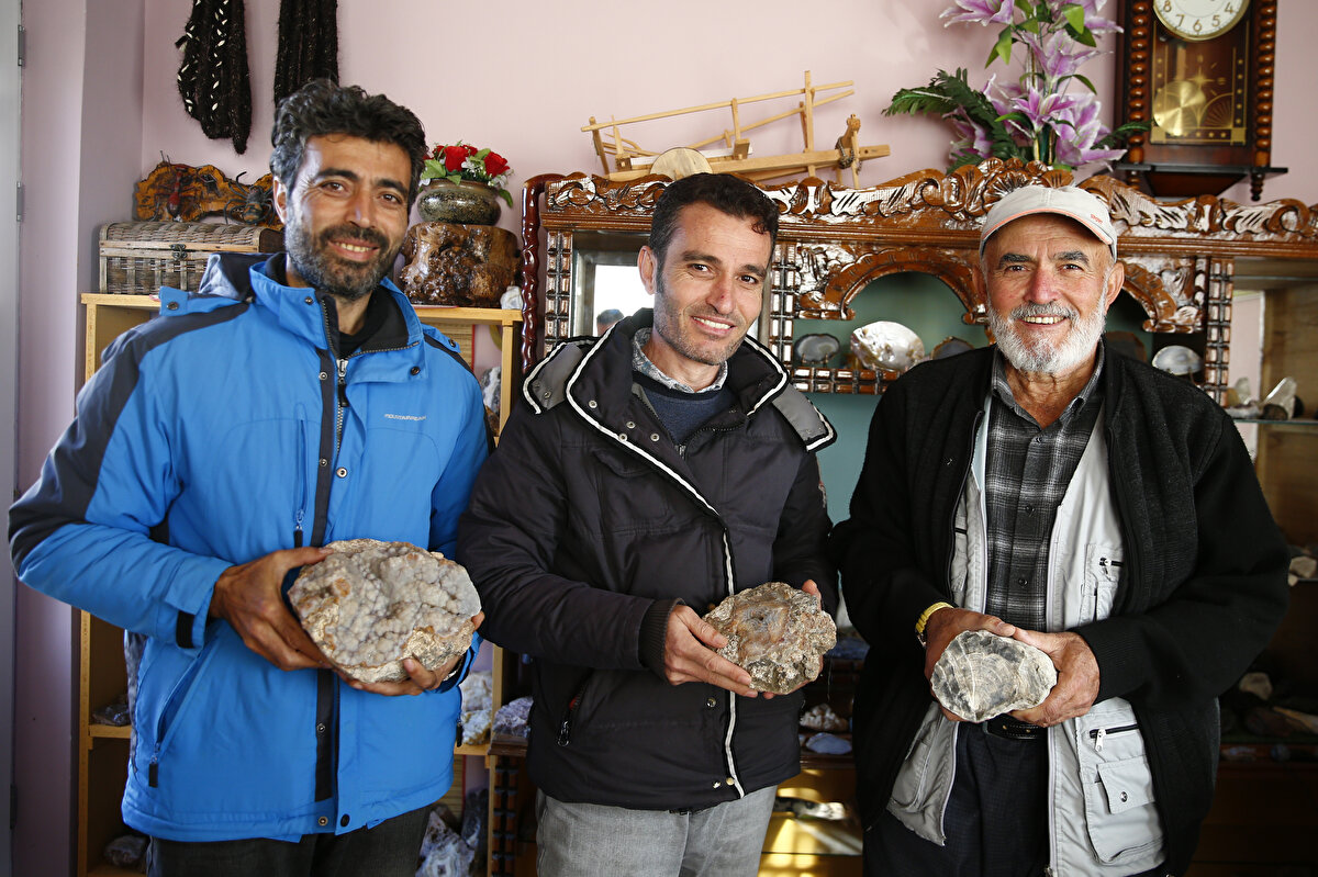 Babası gibi oğlu da taş hayranı<br><br>Özok'un 48 yaşındaki oğlu Sedat Özok da babasının Libya'dan yıllar önce bir taş getirdiğini, bu taşın dokusunun çok dikkatini çektiğini, kendisinin de babası gibi taşa merak duyduğunu anlattı.