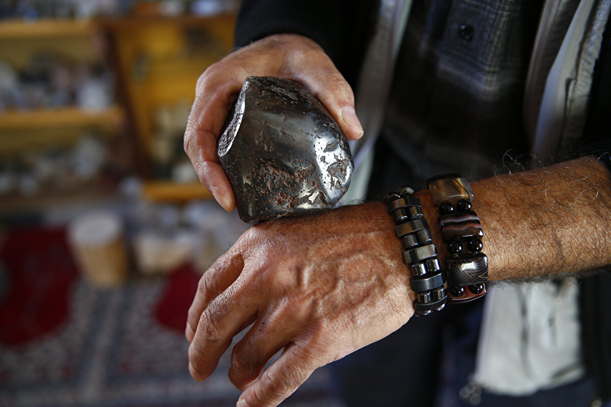 Taşların şifalı yönlerini de araştıran ve kolunda akikten yapılmış bileklik taşıyan Özok, 60 çeşitten oluşan 3 binden fazla taşı bahçesine yaptığı odada muhafaza ediyor.