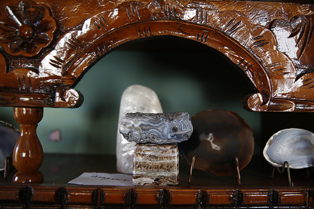 Baba oğul doğa yürüyüşü yaptıklarını ve doğaya olan hayranlığının arttığını belirten Özok, "Gittiğimiz her yörede oraya has taşlar buldukça heyecanımız arttı. Her bulduğumuz yeni zenginlik mekanlara sığmamaya başladı. Önce pencere önleri, sonra büfeler derken çocuklarımıza, eşimize rahatsızlık vermek istemedik, babam sağ olsun bahçeye oda yaptırdı. Hem taşlar zarar görmüyor hem de bu işe ilgisi olan insanlar gelip burada taşları görebiliyor." dedi.