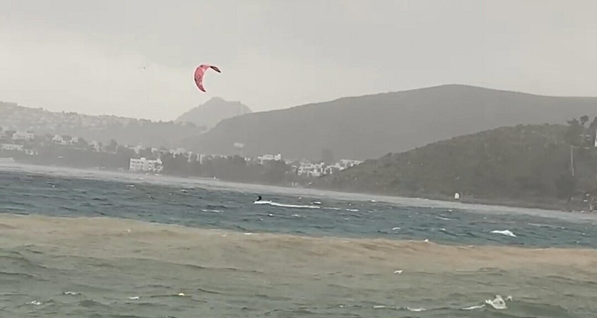 Meteoroloji 4'üncü Bölge Müdürlüğü'nün Bodrum-Kaş arasında fırtına ile Muğla ve çevrelerinde kuvvetli sağanak yağış uyarısının ardından sabah saatlerinden itibaren yarımadanın güneyinde fırtına denizlerde etkisini göstermeye başladı.