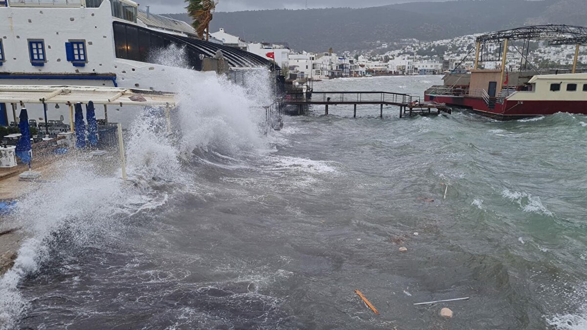 Akyarlar ve Ortakent bölgelerinde yağmurla birlikte denizin rengi kahverengiye döndü. Bölgesel yağışların etkili olduğu kentte bazı cadde ve sokaklarda su birikintileri meydana geldi.