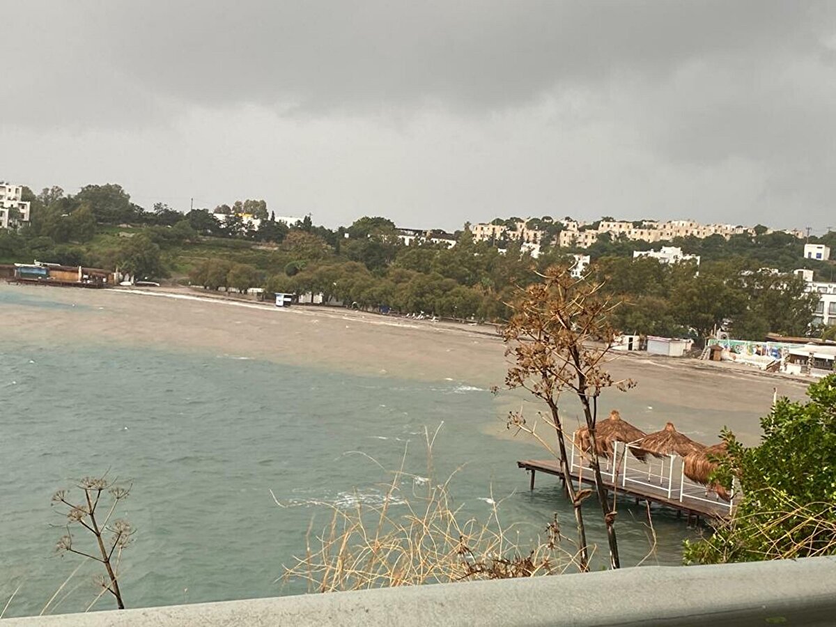 Yağmur ve fırtınanın yarın sabah saatlerine kadar etkisini sürdürmesi bekleniyor.