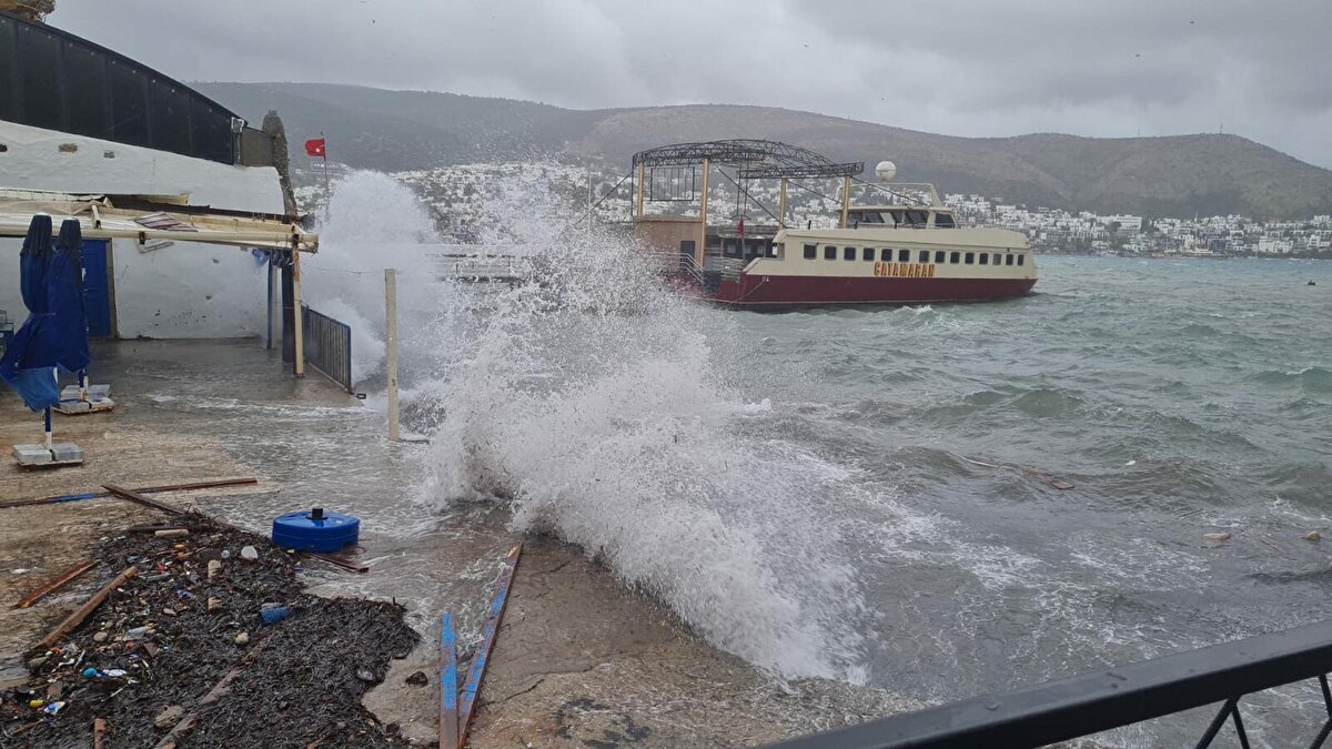 Fırtınanın saatteki hızı 70 kilometreye ulaştı. Yetkililerce balıkçılara ve tur teknelerine denize açılmaması için uyarı yapıldı. 