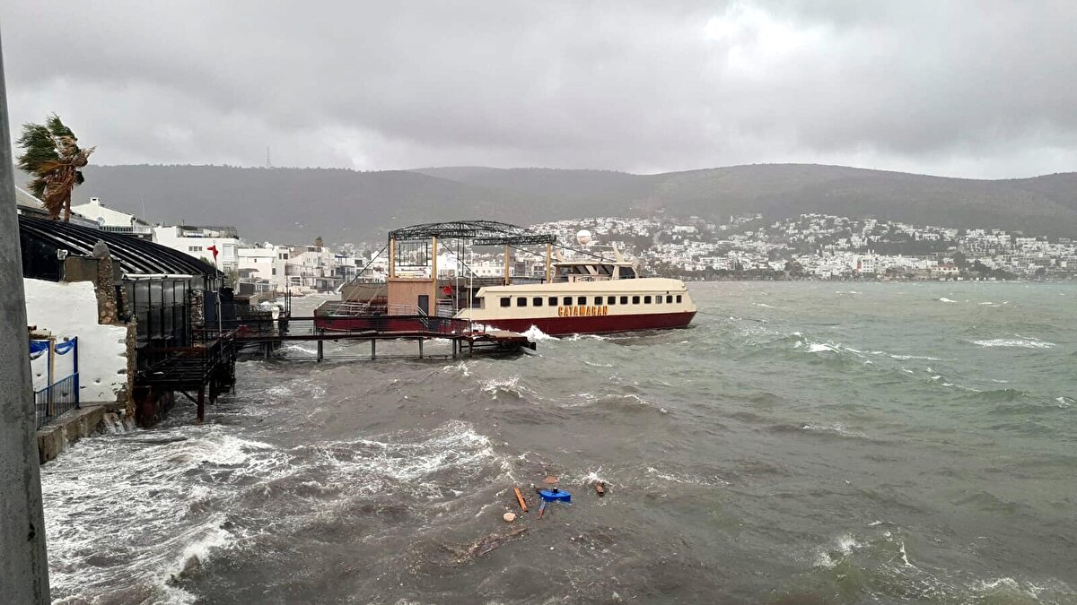 Öte yandan sağanak ve fırtınaya rağmen bir kişinin denizde uçurtma sörfü yaptığı görüldü.