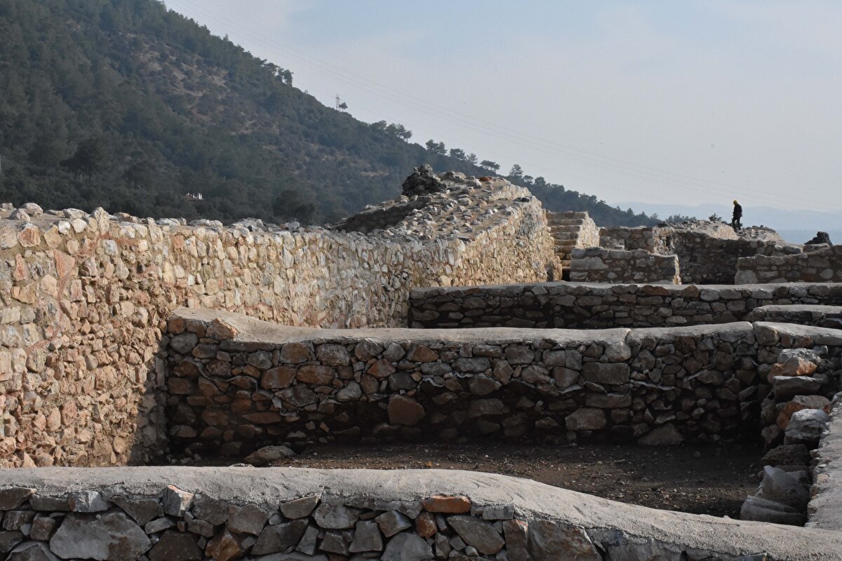Güney yamaçlar boyunca aşağı kısımda bulunan bugünkü Azmak Deresi doğru yerleşimin aşamalar halinde devam ettiğini ve akarsuyun bulunduğu bölümün de antik çağlarda deniz olduğunu belirten Baran, yerleşimin de deniz kıyısında bir liman yerleşimi olduğunu belirlediklerini ifade etti.<br><br>