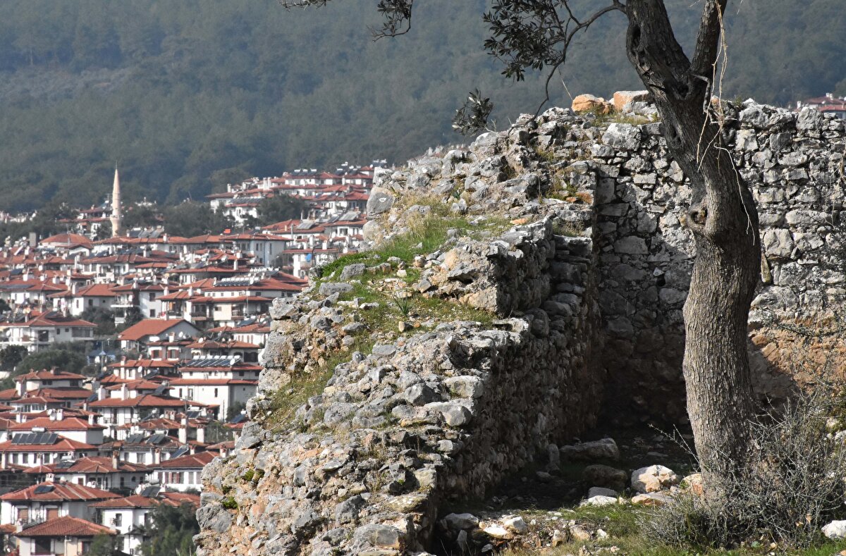 Baran, "Kazı çalışmalarıyla kalenin yaklaşık 11. yüzyılda garnizon olarak inşa edildiğini, kısa bir süre sonra Selçuklu beylikleri tarafından ele geçirildiğini ve kalenin son halinin bir yerleşim haline geldiğini gördük. Bölgenin güney kısmında ise kaledeki askerlerin, düşmana görünmeden temiz suya gizlice ulaşmak için kullandıkları düşünülen bir tünel bulduk. Tünel, Kadın Azmağı Deresi'ne bakan bölümde toprak altında yer alıyor. Tünelin 20-30 metrelik bölümü çok iyi korunmuş. Tünelin kalan kısmında kazı ve onarım çalışmaları yaptık." diye konuştu.<br><br>