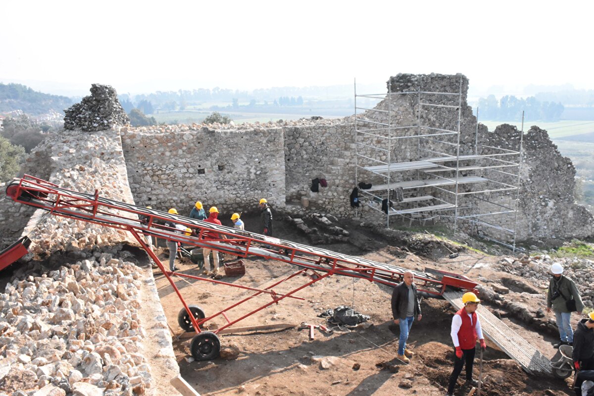Kazı Başkanı ve Muğla Sıtkı Koçman Üniversitesi Arkeoloji Bölümü Öğretim Üyesi Prof. Dr. Abdulkadir Baran, AA muhabirine, bölgede kazı çalışmalarının 2 yıldır kesintisiz devam ettiğini söyledi.<br><br>