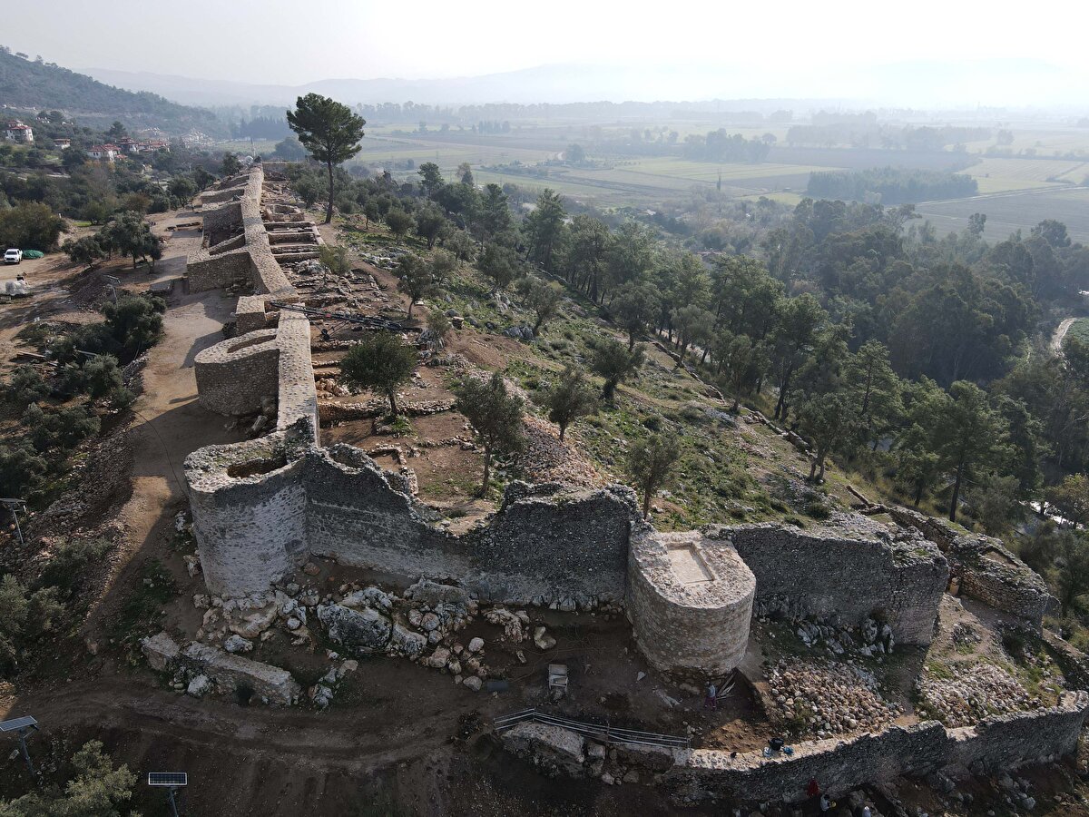 Gökova Körfezi kıyısında her yıl binlerce yerli ve yabancı turistin ziyaret ettiği Akyaka'da, tarihi alanların gün yüzüne çıkarılması için Kültür ve Turizm Bakanlığı ile Muğla Valiliği koordinesinde çalışma yürütülüyor.<br><br>