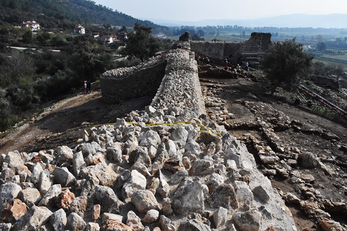 "Bu alandaki yerleşimin Roma Dönemi ile birlikte terk edildiği ve buradakilerin Akyaka'daki denize yakın kısımlara yerleştiğini belirledik. Orta Çağ kalesinin alt tabakalarında yürüttüğümüz kazılarda 2 bin 700 yıl öncesinden günümüze izler taşıyan çok sayıda kalıntıya ulaştık. Kalenin alt kısımlarında yürütülen kazılarda bulunan kalıntılar, antik Karya kültürünü ve sonraki dönemleri yansıtan seramikler, bize buradaki yaşamı çok net gösteriyor. Bunun haricinde çıkan sikkeler, günlük hayatta kullanılan metal buluntular o dönemin yaşamı ve kültürel yapısı hakkında da bilgi veriyor. Buluntular temizlenerek Muğla Müzesi'ne gönderiliyor."<br><br>