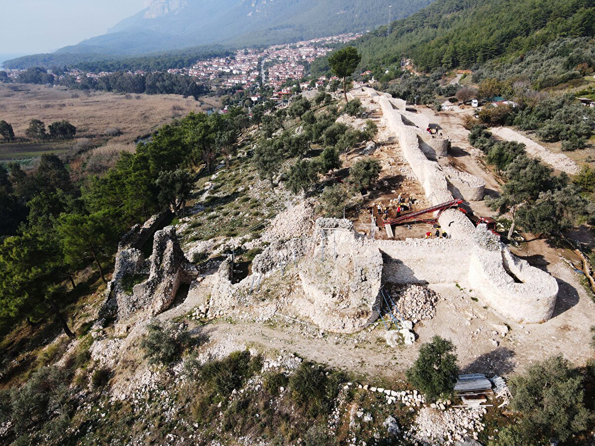 Baran, Gökova Mahallesi'ndeki Idyma Antik Kenti'nde ve Akyaka Mahallesi'ndeki Orta Çağ kalesinde bulunan eserlerin bölgenin tarihine ışık tuttuğunu sözlerine ekledi.<br><br>