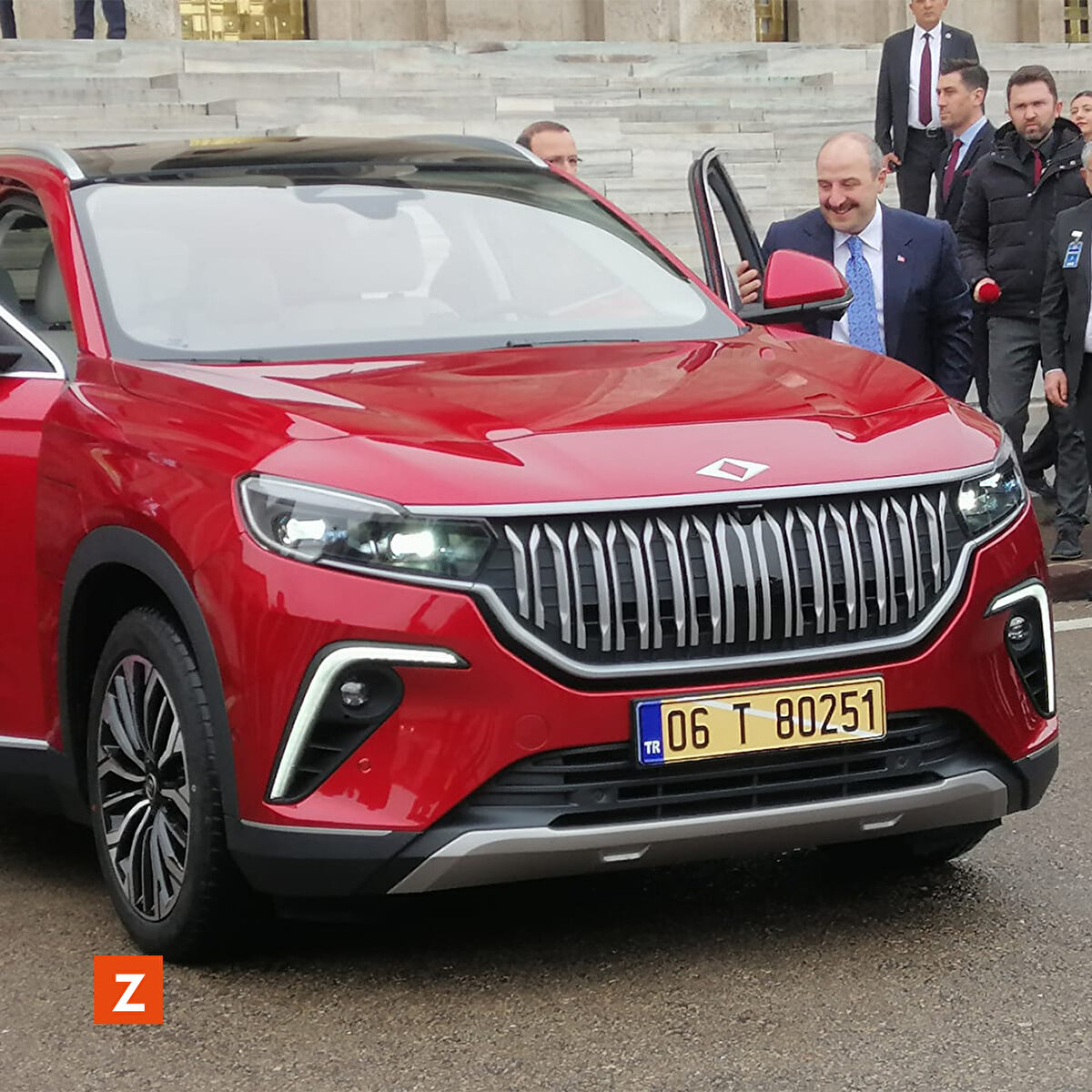 60 yıl önce Devrim otomobilinin hikayesi, Meclis'in önünde son bulmuştu. Birileri öyle milli projeyi hazmedememişti. Biz de bugün Toog'u tekrar Meclis'e getirdik. Bu gururu vatandaşlarımız görsün istedik" ifadelerini kullandı.