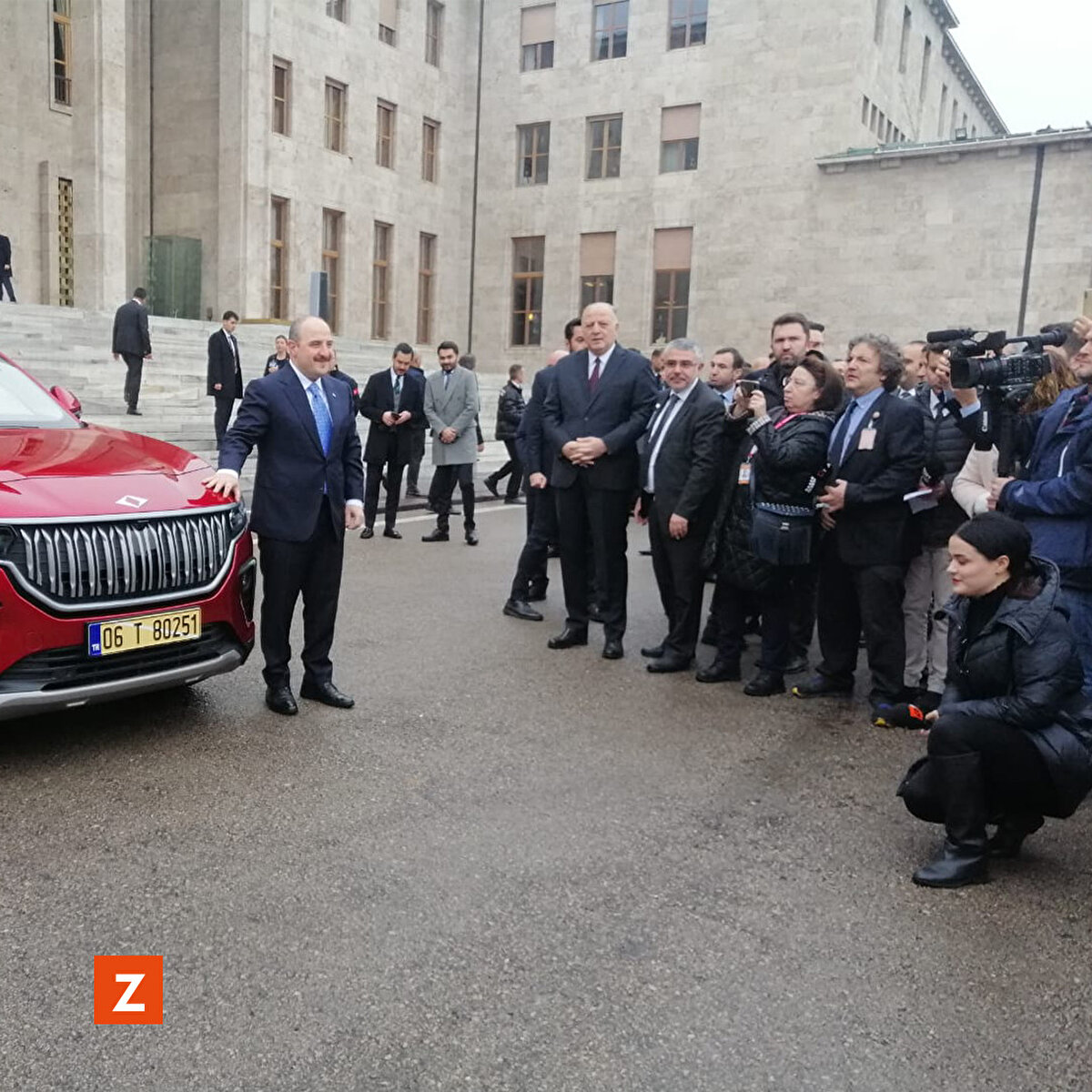Biz Togg'dan rica ettik bütün izinlerimizi aldık. Geçici plakası dahil test aracı olduğu için bugün Meclis'imize Togg ile geldik.