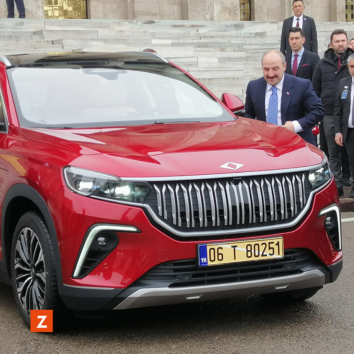 Bakan Varank, kendi kullandığı Togg ile Meclis'te tur attı. Ardından gazetecilere açıklama yaptı.