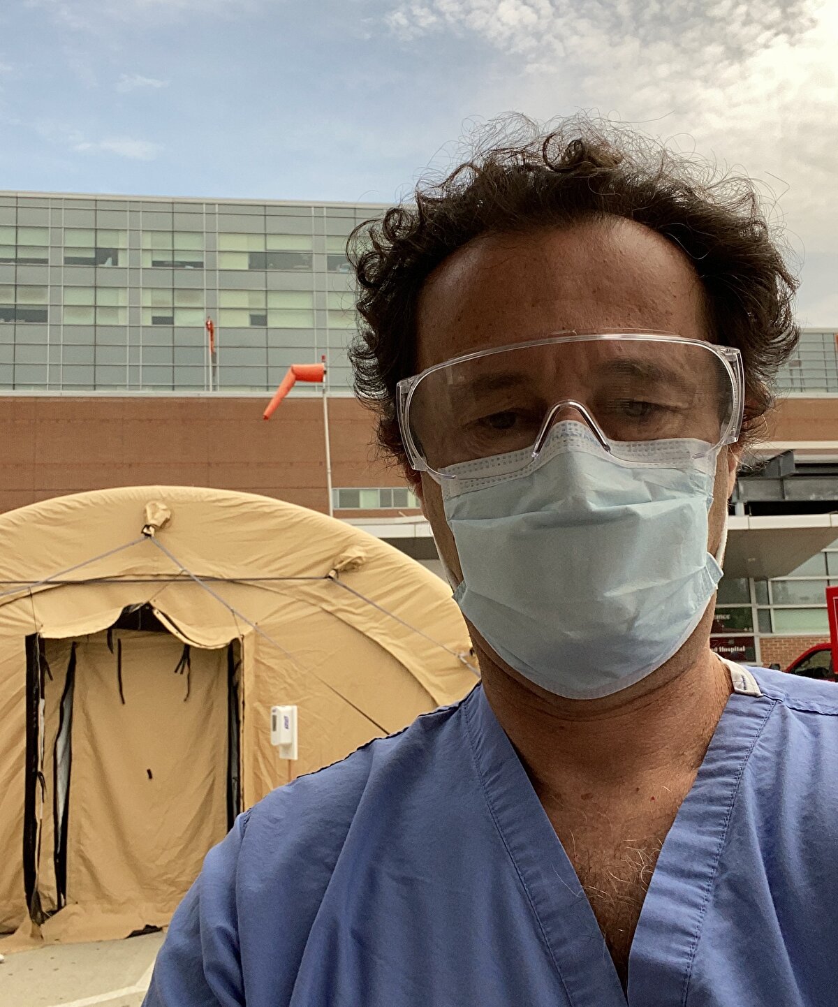 GÖZ AÇIP KAPAYINCAYA KADAR KANSIZLIK TESPİTİ<br>Mühendisliğin her daim ilk aşkı olduğunu da söyleyen Prof. Dr. Suner, "Acil tıpta asistanlık yaparken mühendislik aşkımı tıpla nasıl birleştirebilirim diye düşünmeye başladım. Kansızlık projesi oradan başladı. Acillerde hastaların yüzde 80'inde mutlaka kan alınır ve tahlil yapılır. Kansızlığı gösteren hemoglobin ölçümü bu verilerden biridir. Hemoglobin ölçümünü 'kan almadan' ve hızlı bir şekilde nasıl yapabiliriz, onu düşündük. İlk önce tırnaklara baktık, oradan olmadı. Sonra göz kapağının içine yöneldik. Göz içi kırmızı, neden kırmızı? Çünkü oradan kan geçiyor ve deri yok, derideki maddeler yok. Hemen damarları, kanı görebiliyorsunuz. Onun fotoğrafını çekip ölçebilir miyiz diye düşündük ve proje böyle başladı. İlk önce telefon uygulaması değildi. Dijital fotoğraf makinesiyle göz içi fotoğraflarını çektik, o dijital datayı matematiksel olarak değerlendirdik ve korelasyonlar yaptık hastalardaki hemoglobin verileriyle. Sonuçlar iyiydi. Telefonlardaki fotoğraf makineleri artık o kadar güçlü ki, megapiksel, 16 bit datayı gösteren çok büyük kabiliyeti var bu telefonların. O yüzden cep telefonuna döndü proje. Onda da gayet iyi sonuçlar aldık ve bunu bir aplikasyon (uygulama) olarak geliştirdik. İsteyen cep telefonu ile gözün resmini çekiyor ve 2 saniye sonra hemoglobin konsantrasyonu belirleniyor" dedi.