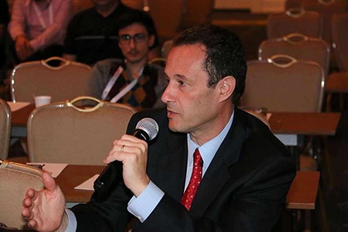 SAĞ VE SOL GÖZ İLE DAMARDAN ALINAN KAN ÖLÇÜMLERİ KIYASLANDI<br>Etik kurul onayları alınarak yüzlerce hastanın dahil edildiği çalışmalarda, hem sağ hem sol göz fotoğraflarından elde edilen verilerle, aynı hastanın kanından yapılan ölçümleri kıyaslayarak eMoglobin uygulamasını geliştirdiklerini anlatan Prof. Dr. Suner, “Yüzlerce hastada sağ ve sol gözden alınan verileri karşılaştırdık. 3 bin 500 fotoğrafımız var bu şekilde. Hatta 500 hastayla daha çalışma yapıyoruz şu anda. Verilere baktığımızda 2 gram desilitre (g  dL) hata payı oluyor ki bu çok tolere edilebilir bir düzey. Örneğin birinin kan değerinde hemoglobin düzeyi 10 (g  dL) ise bizim ölçümümüzde 8 ila 12 arasında bir değer veriyor. Klinik olarak da yeterli bu hata payı" diye konuştu.