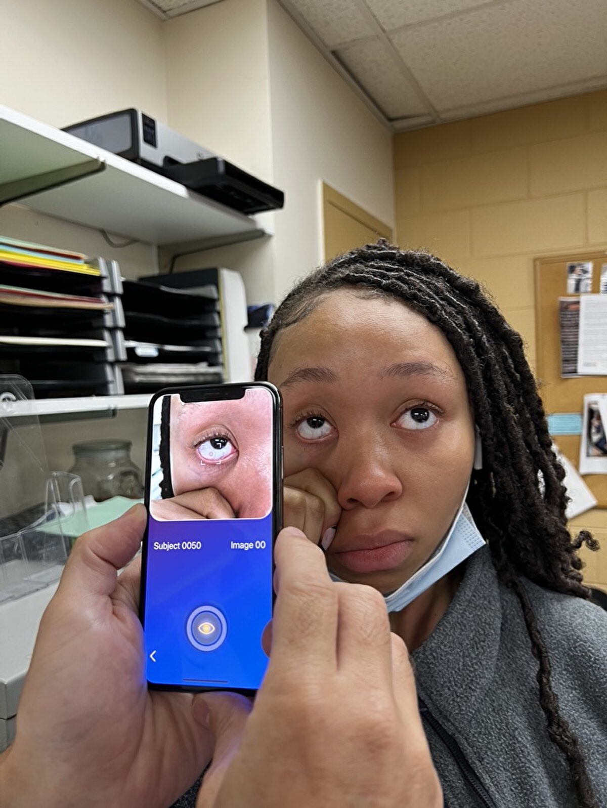 Bu yıl içinde (2023) yapmayı düşünüyoruz; 200 hasta verisini daha aldıktan sonra FDA başvurusunu da yapacağız. Onay çıktıktan sonra da bunu hemen tüm dünyada yaygınlaştırmak çok kolay olacak. Telefon uygulama mağazalarından hemen yüklenebilecek ve dünyadaki herkes bunu kullanabilecek.