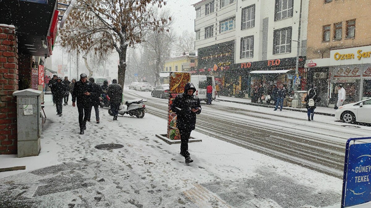 Kar yağışı sonrası esnaf iş yerlerinin önünde biriken karları kendi imkanlarıyla temizledi. Karın yağmasından memnun olduğunu söyleyen Yılmaz Güney, "Kar yağması güzel ama soğuğa çevirmesi güzel değil. Bir haftadır hava zaten kapalıydı, zaten kar yağmasını bekliyorduk, iyi oldu" dedi.
