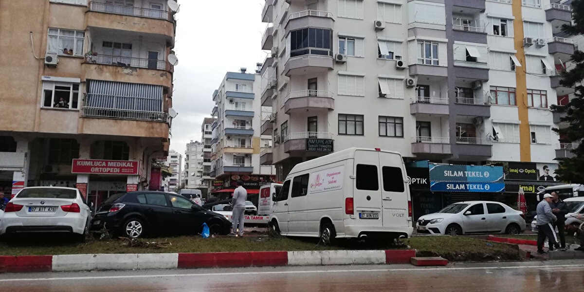 BAŞKAN KÖLEOĞLU: 50 YILDIR BÖYLE BİR FELAKET YAŞANMADI<br><br>Kumluca Belediye Başkanı Mustafa Köleoğlu, akşam saatlerinde başlayan yoğun yağış nedeniyle teyakkuz halinde olduklarını söyledi. Başkan Köleoğlu, ilçede 50 yıldır böyle bir felaket yaşanmadığını belirtirken, sel sularının köprüleri yıktığını, bu nedenle iş makinelerinin de çalışamadığını söyledi.