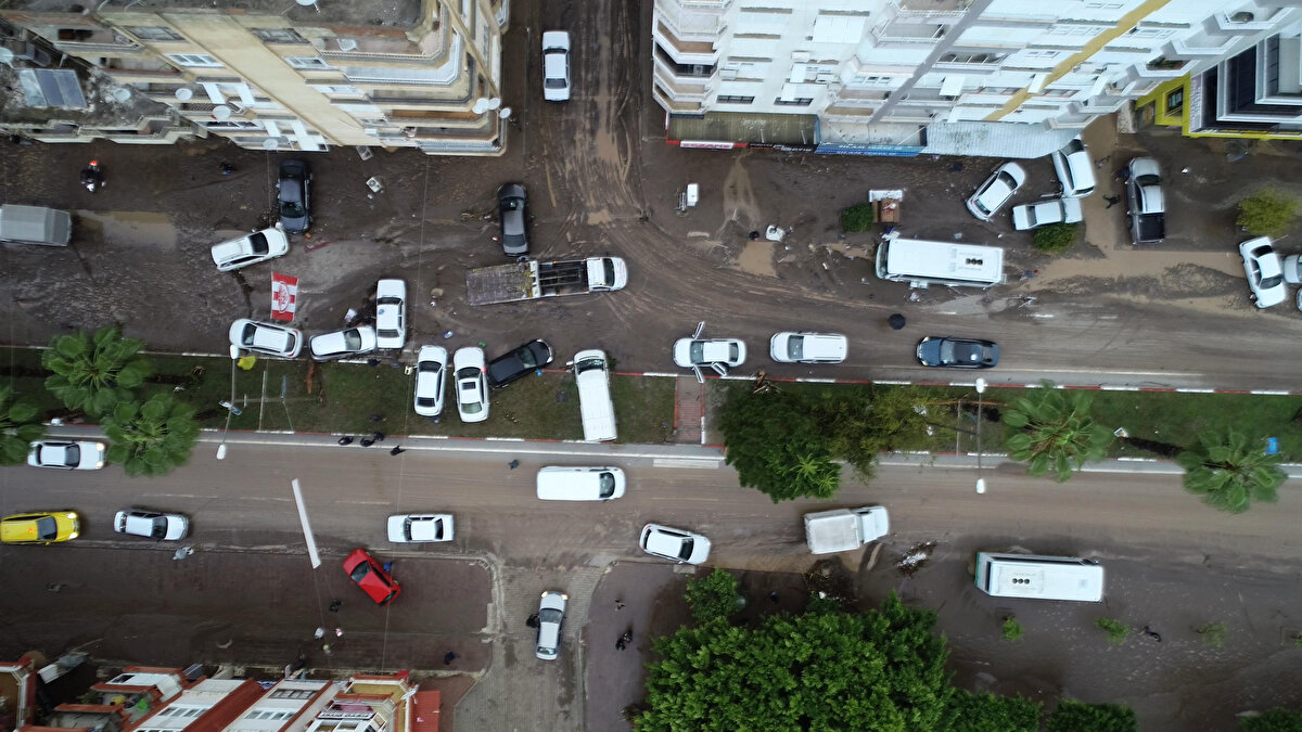 Başkan Köleoğlu, "Yağmur suları taşkınlara sebep olmuştur, zemin katlar ve arabalara zarar vermektedir. Uyarıların ardından ilk andan itibaren teyakkuz halinde bekliyorduk. Sular bir anda yukarıya çıkarak, arabaları sürükledi, seralar sular altında kaldı. Çaba sarfetmemize rağmen yetişemedik. İlçemiz adıma çok üzgünüm. Can kaybı olmaması için vatandaşlarımızın dikkatli olmalarını istiyoruz, tüm Kumluca’mıza geçmiş olsun." dedi.<br><br>