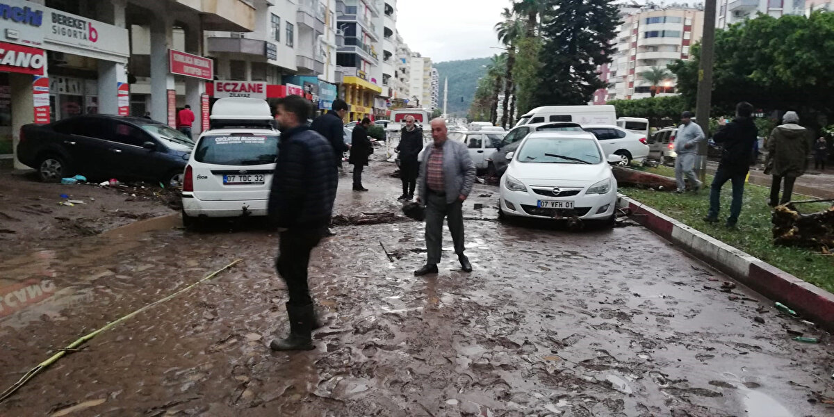 Çok sayıda binanın birinci katı ve müstakil evler sular altında kaldı. Cep telefonlarından ‘evlerinizden çıkmayın’ dışarı çıkmayın uyarıları yapıldı. Evlerde mahsur kalan vatandaşlara yardımcı olmak amacıyla bölgeye AFAD'dan destek istenirken, belediye personelinin de yine mahsur kalanlara ulaşmaya çalıştığı bildirildi.<br><br>