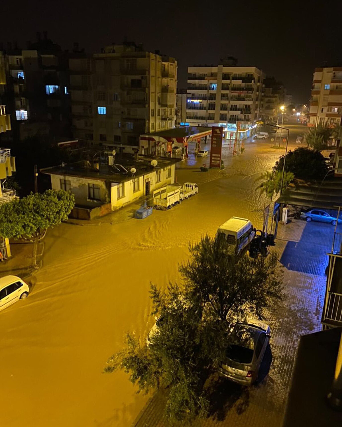 KUMLUCA VE FİNİKE'DE EĞİTİME 1 GÜN ARA VERİLDİ<br><br>Antalya bölgesinde gün boyu devam eden ve Kumluca'da Gavur Çayının taşmasıyla oluşan sel felaketi yaşamı olumsuz etkilerken, ilçede ilk ve orta dereceli okullarda eğitime 1 gün ara verildi. Kumluca girişinde eski Tahıl Pazarında su seviyesinin yükselerek otobüsleri de sürüklediği bilgisine ulaşıldı. Toptancı Hal yakınındaki dağın yamacından kapan toplarca toprak yığını ise seraların üzerine devrildi. İlçede bazı mahallelerde de elektriklerin kesildiği öğrenildi. Ekipler sel suları altında kalan evlerde mahsur kalan vatandaşlar için tahliye çalışmalarını aralıksız sürdürüyor.
