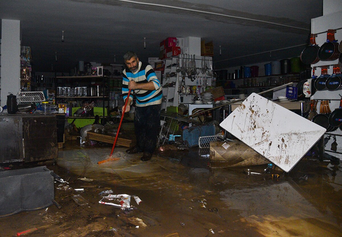 BAZI YOLLAR ULAŞIMA KAPANDI<br><br>Kumluca ilçesinde de sel nedeniyle bazı yollar ulaşıma kapandı. Antalya- Altınyaka- Kumluca il yolunun 80- 83'üncü kilometreleri arası, Finike- Kumluca devlet yolunun 10- 15,7'nci kilometreleri arası, Kumluca- Kemer- Antalya devlet yolunun 0- 1,7'nci kilometreleri arası güzergahların ulaşıma kapandığı belirtildi.