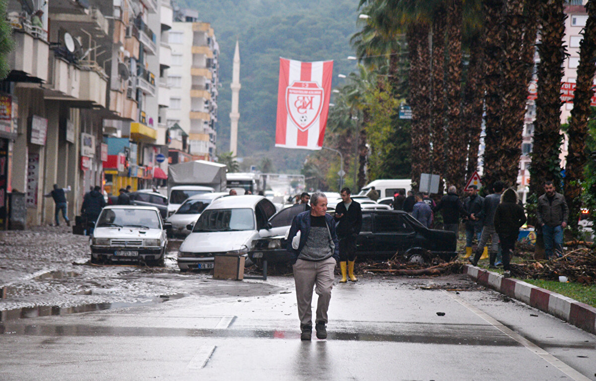 ARAÇLAR BİRBİRİNİN ÜZERİNE ÇIKTI<br><br>Şiddetli yağış sonrası Eski Cami Mahallesi'ndeki Halil Şıvgın Bulvarı'nda ciddi zarar oluştu. 1 metre kadar yükselen sular nedeniyle çok sayıda iş yeri ile evi su bastı. Binaların zemin ve giriş katları sel suları ile doldu. Bulvar ile bağlantı yollarında park halinde bulunan çok sayıda araç da sel sularıyla sürüklendi.