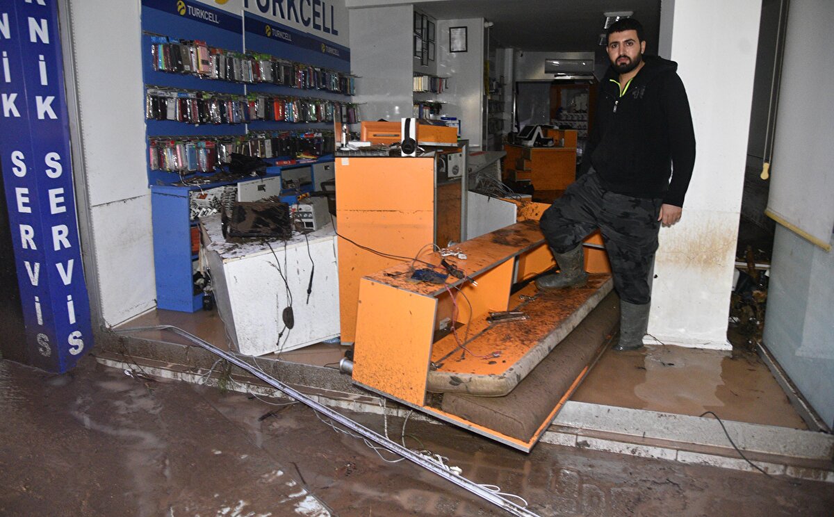 Ekipler, mahsur kalanlara yardımcı olmak için büyük çaba sarfederken, şu ana kadın herhangi bir can kaybı ya da yaralanma ihbarının gelmediği öğrenildi.<br><br>