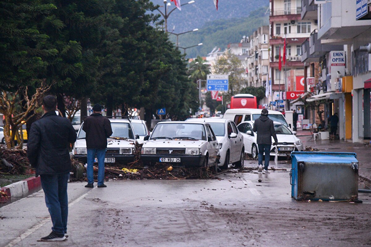 Bazı ağaçlar kökünden sökülürken, iş yerlerindeki eşyalar sel suları ile birlikte yola çıktı. Park halindeki araçların ise birbirinin üzerine çıktığı görüldü. Trafiğe kapatılan Halil Şıvgın Bulvarı'ndaki araçların kaldırılması için ise çalışma başlatıldı. Evlerde mahsur kalanların yardımına çevredekiler koşarken, iş yeri sahipleri sel sularını tahliye etmeye çalışıyor.<br><br>