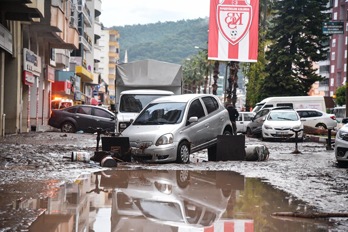 "Komşularım haber verdi. Bizim haberimiz yoktu. Geldik, bir baktık her şey mahvolmuş, gitmiş. Akşamdan bu yana temizlikle uğraşıyorum, boyum kadar su çıktı. Dükkan da depo da gitti. Her şeyim bitti, her şey kiraydı. Gittik, bittik biz. Bizi kim kurtaracak" diyerek gözyaşı döktü.<br><br>