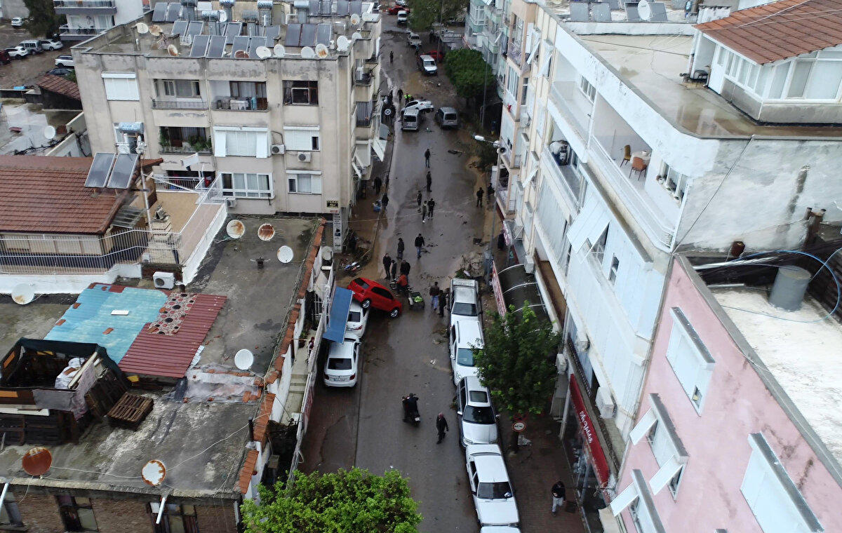 Kumluca içerisinden geçen Antalya- Kaş kara yolu trafiğe kapatıldı, araçlar köy yollarına yönlendirildi. Şehir dışından gelen araçların ise ilçe merkezine girişine izin verilmiyor.<br>