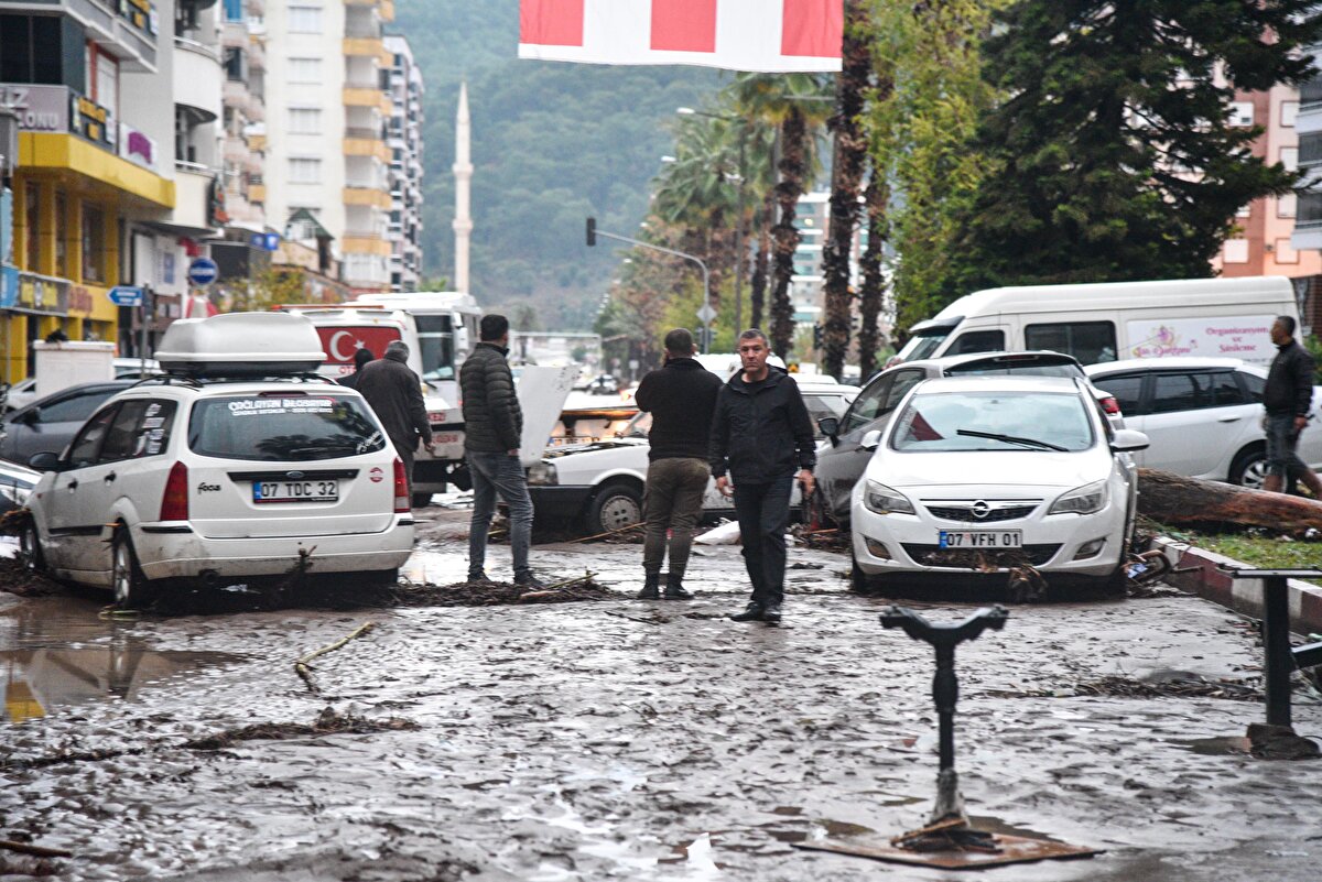DEMRE'DE DE HASAR OLUŞTU<br><br>Antalya'da gece etkisini artıran şiddetli yağış, Demre ilçesinde de hasara neden oldu. Köşkerler Mahallesi'ndeki bazı evlerin duvarları yıkıldı, yollar yıkıldı. Demre Belediyesi ekipleri, bölgeye giderek çalışma başlattı. Demre Belediye Başkanı Okan Kocakaya, "Yüksek kesimlerin çok yoğun yağış alması; Köşkerler Mahallemiz ve İskele mevkisimizde büyük hasarlara sebep oldu. Duvarları yıkan, yukarı mahallelerimizin yollarını kapatan sel felaketi ile mücadele ediyoruz" dedi.