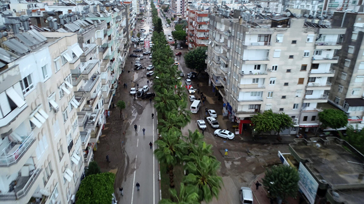 Antalya'da sel felaketinin yaşandığı Finike'nin Yeşilyurt Mahallesi'nde sel büyük zarara yol açtı. Seralar ve narenciye bahçeleri sular altında kalırken, araçlar sel sularıyla birlikte sürüklendi.<br>