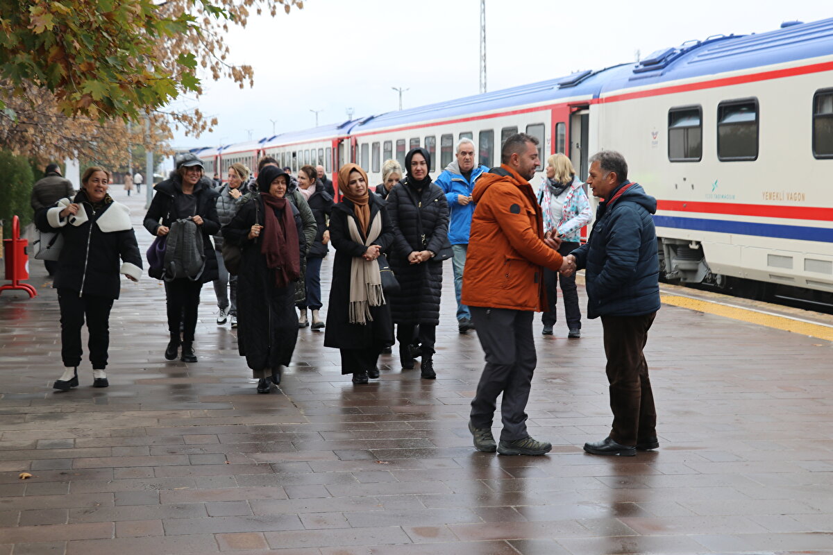 Yaklaşık 18 saatlik yolcuğun ardından 10.35'te Erzincan Tren Garı'na ulaşan "Turistik Doğu Ekspresi" yolcuları, 3 saatlik molanın ardından 13.30'da Erzurum'a hareket edecek.